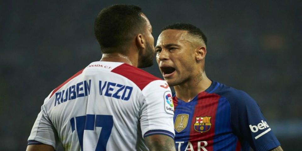 Video: Neymar empuja a jugador de Granada quien cae por las escaleras