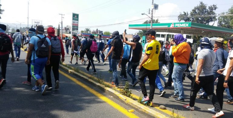 Detienen a 50 normalistas durante bloqueo en Michoacán