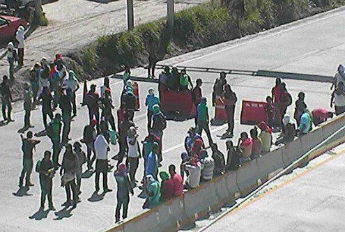 Bloquean normalistas Autopista del Sol