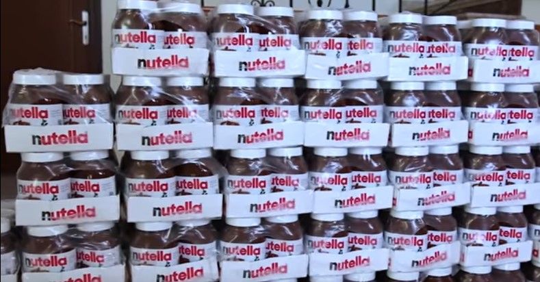 Hombre se baña en 300 kilos de Nutella