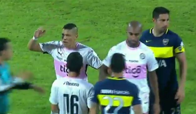Olimpia abandona partido ante Boca en protesta contra arbitro