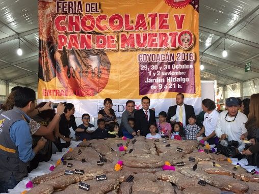 Elaboran pan de muerto monumental en Coyoacán