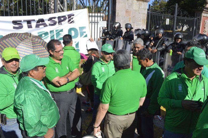 Trabajadores del gobierno de Michoacán realizan paro