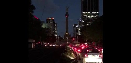 Falla el alumbrado en Paseo de la Reforma