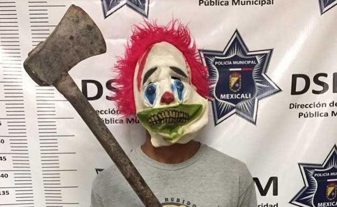 Detienen a menor disfrazado de payaso en Mexicali