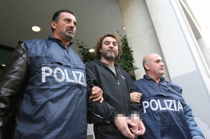 Video: encuentran a capo de la mafia italiana en escondite de su casa - pelle_antonio