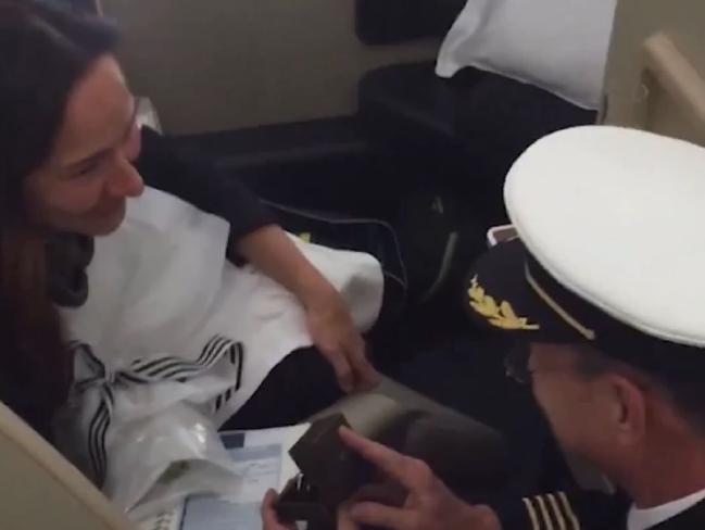 Video: piloto pide matrimonio durante el vuelo
