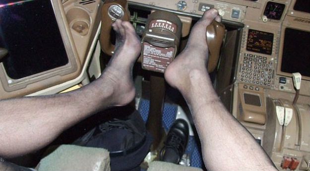 Suspenden a piloto por fotos comprometedoras - piloto-piernas