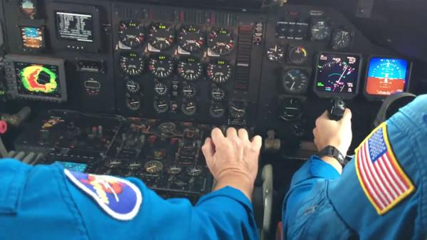 Video: pilotos atraviesan ojo del huracán Matthew - pilotos-huracan-matthew