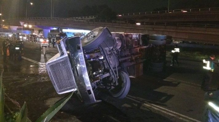 Vuelca pipa de agua en Tlalpan - pipa-1