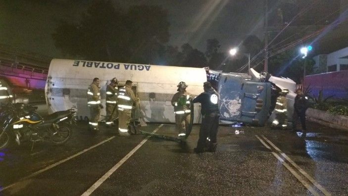Vuelca pipa de agua en Tlalpan - pipaI