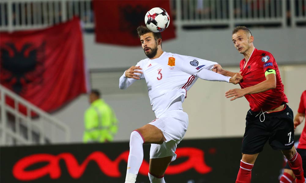 Piqué causa polémica en España con una playera cortada