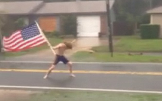 Video: joven desafía al huracán Matthew al ritmo de Slayers