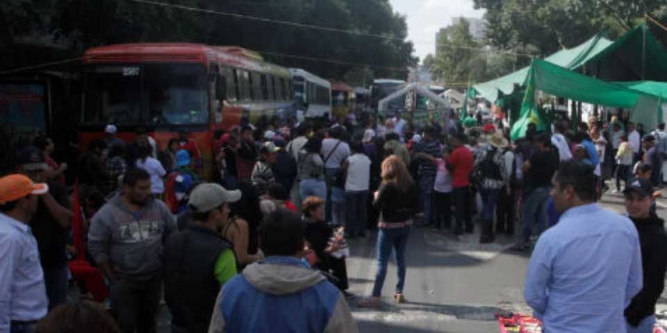 Campesinos mantienen plantón frente a la SAGARPA