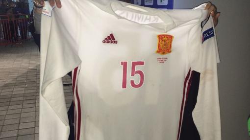 Piqué causa polémica en España con una playera cortada - playera-ramos