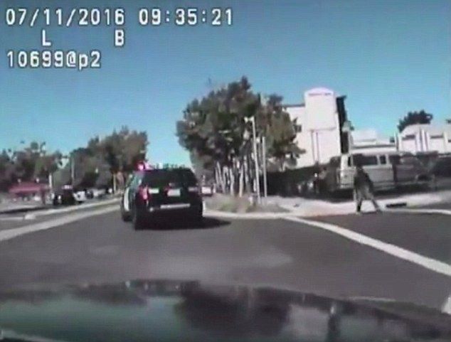 Video: hombre evita ser atropellado por patrulla; le disparan 14 veces