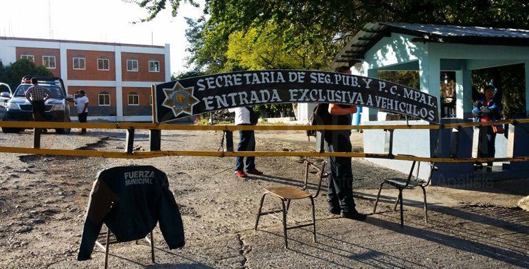 Policías bloquean carretera en Chilpancingo - policías-2