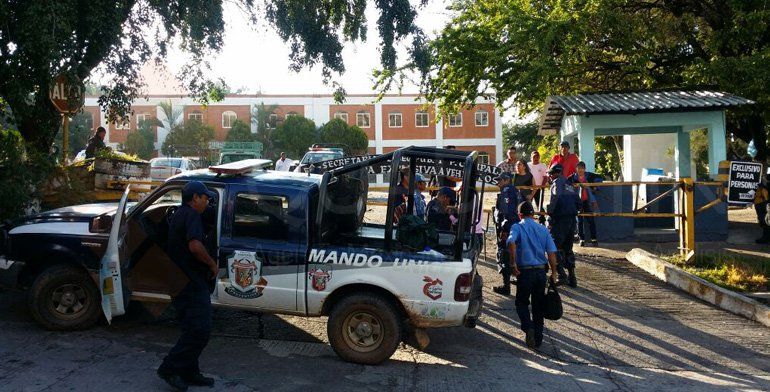 Policías bloquean carretera en Chilpancingo - policías-3