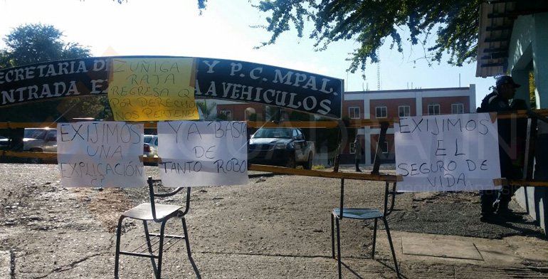 Policías bloquean carretera en Chilpancingo - policías-4