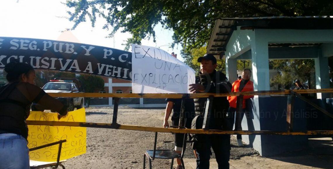 Policías bloquean carretera en Chilpancingo