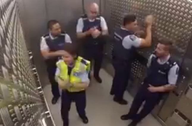 Video: la banda de la policía de Nueva Zelanda