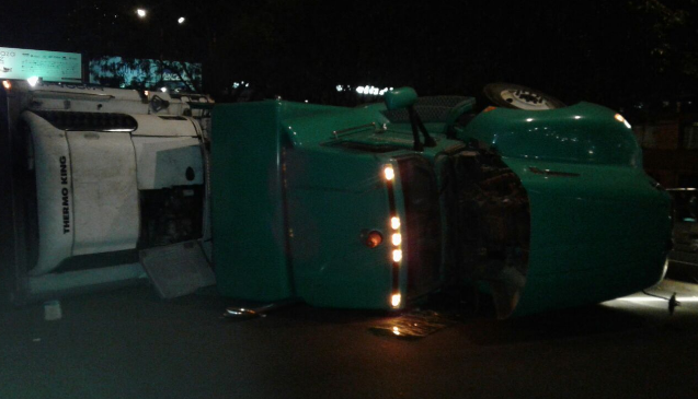 Vuelca tráiler con pollos congelados en Tlalnepantla