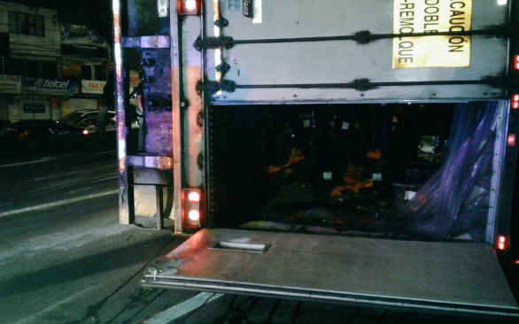 Vuelca tráiler con pollos congelados en Tlalnepantla - pollos-tlalnepantla-3