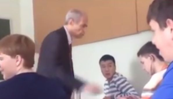 Video: alumnos evitan golpiza a maestro en Rusia