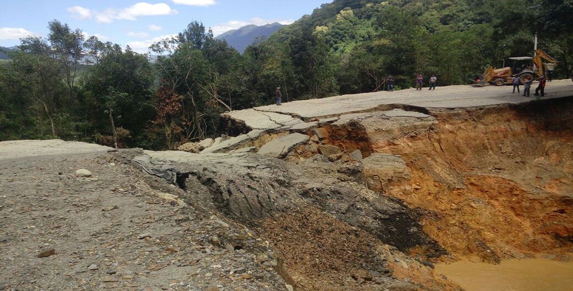 Derrumbe en la Mixteca de Oaxaca provoca cierre de carretera federal