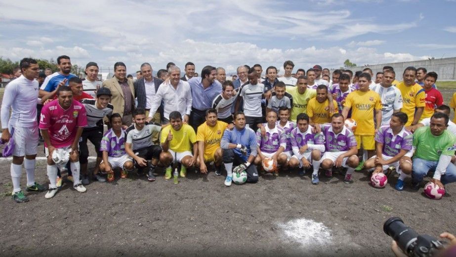 Gallos Blancos juegan cascarita con reos