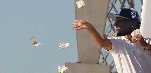 Video: rapero causa polémica en redes sociales al lanzar dinero a indigentes