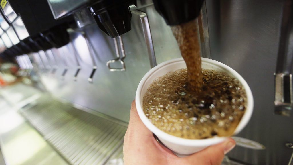 OMS pide aumento de 20 por ciento a bebidas azucaradas - refresco-1024x576