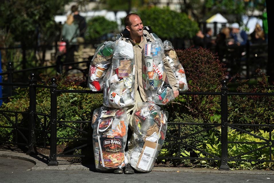 Video: activista carga con su basura de un mes para crear conciencia - rob-greenfield-1
