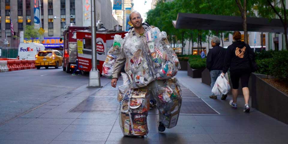 Video: activista carga con su basura de un mes para crear conciencia