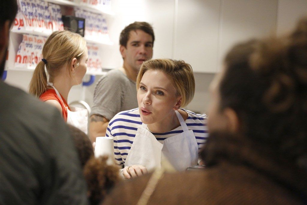 Scarlett Johansson vende palomitas en París - scarlett-johansson-paris-1024x683