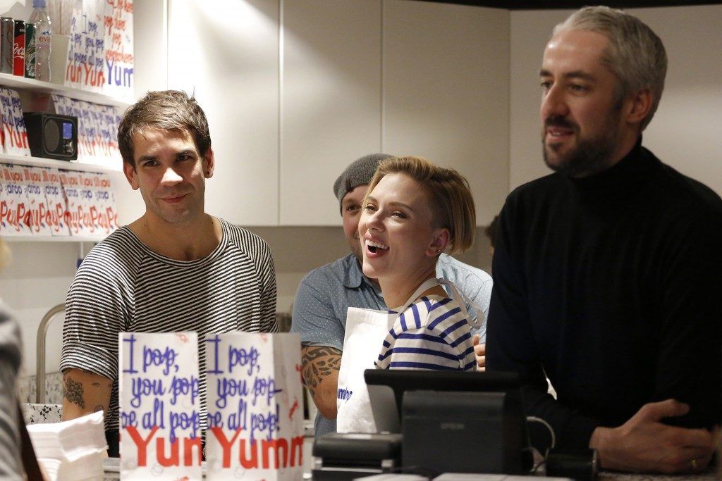 Scarlett Johansson vende palomitas en París - scarlett-johansson-paris-2-1024x683