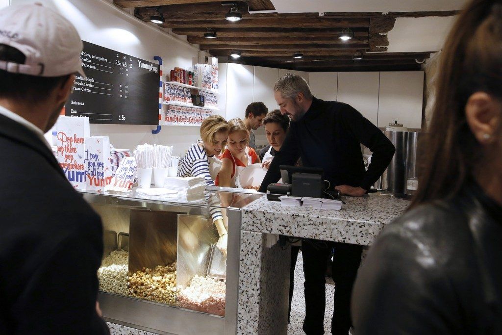 Scarlett Johansson vende palomitas en París - scarlett-johansson-paris-5-1024x683