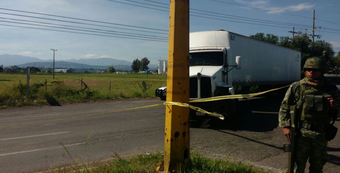 Tráiler provoca volcadura de vehículo de la SEDENA y mata a un soldado Tráiler provoca volcadura de vehículo de la SEDENA y mata a un soldado