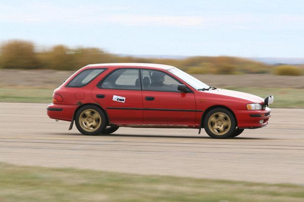Mujer roba accidentalmente un auto