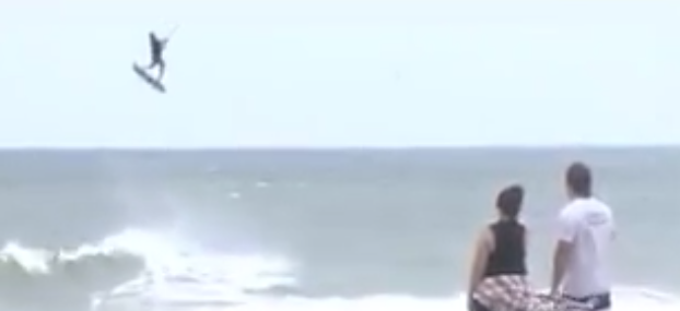 Video: hombre practica kitesurf durante paso del huracán Matthew