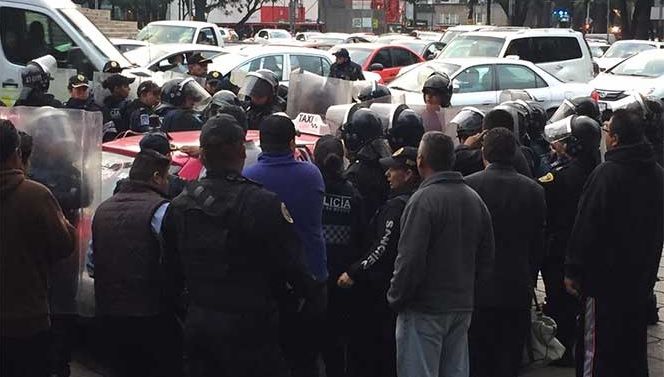 Taxistas bloquean Reforma y van rumbo a Gobernación