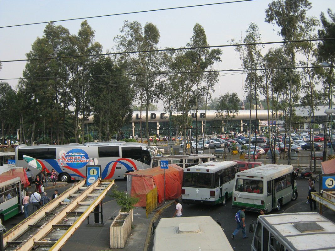 Camión atropella a  dos mujeres en paradero de Taxqueña - taxqueña