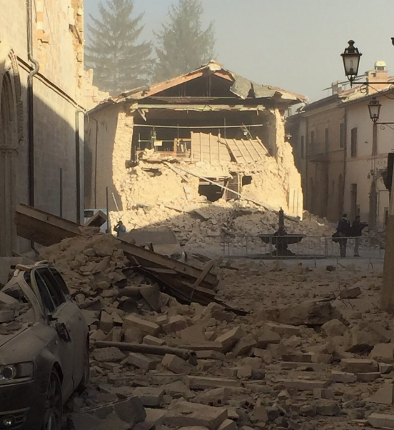 Italia sufre su peor temblor en casi cuarenta años - temblor-italia-2