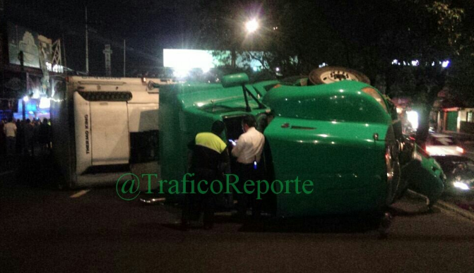 Vuelca tráiler con pollos congelados en Tlalnepantla - trailer-tlalnepantla