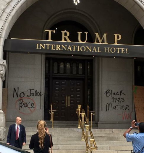 Dañan con graffiti nuevo hotel de Trump en Washington - trump-international-hotel