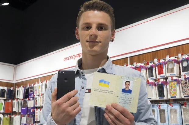 Hombre se hace llamar "iPhone 7" para ganar el teléfono - ukraine-iphone-7.jpeg-620x412