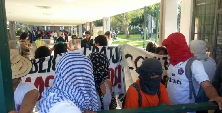 Jóvenes rechazados liberan 6 sedes de Universidad Michoacana