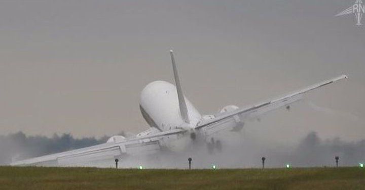 Video: aterrizaje casi termina en tragedia