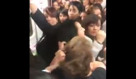 Video: mujeres pelean dentro de vagón del Metro