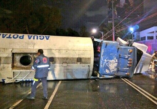 Vuelca pipa de agua en Tlalpan